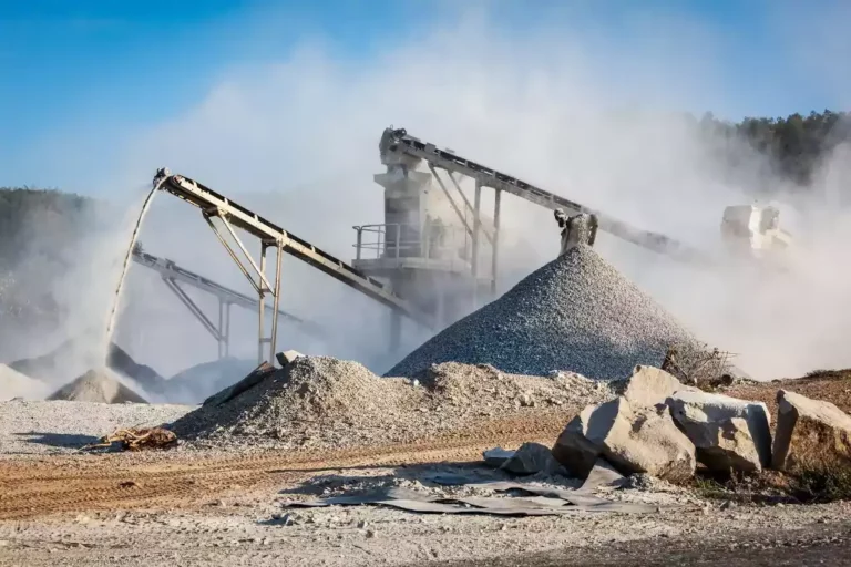 Aspiración de piedra y arena industrial capturando polvo generado por la trituración de procesos.