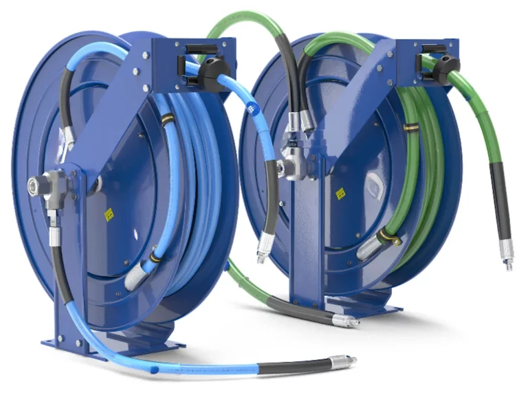Enrolladores de mangueras industriales en fábrica