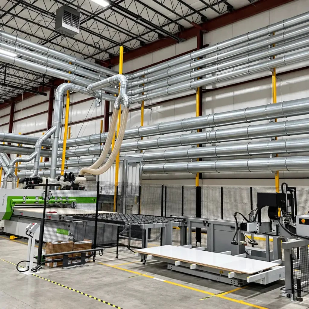Conductos de aspiración industrial en una línea de producción