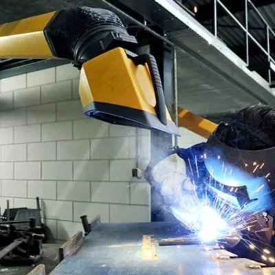 Brazo articulado captando humos de soldadura Aspiración de humos