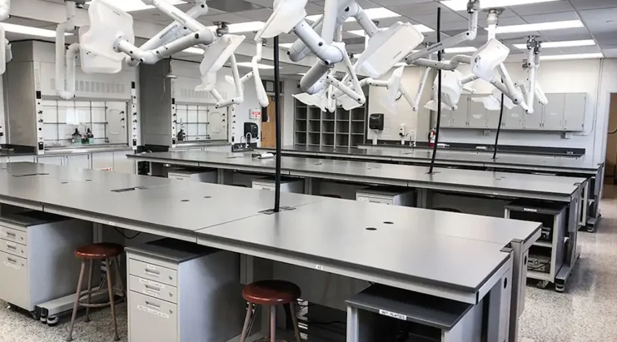 Captura eficaz de contaminantes en laboratorios Brazos de aspiración industrial para laboratorios químicos o farmacéuticos