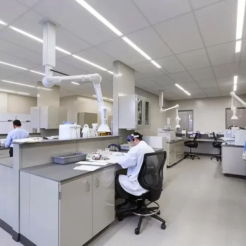 Brazo de extracción articulado en laboratorio farmacéutico