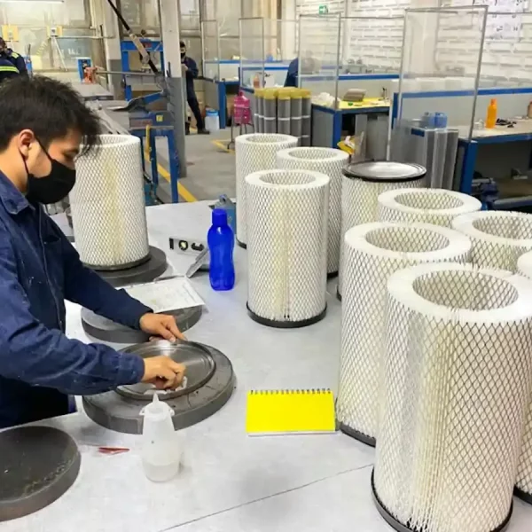 Operario trabajando sin interrupciones en fábrica